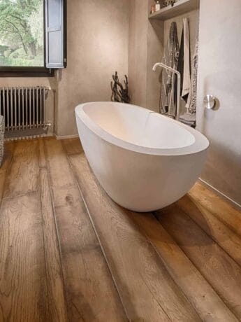 Teresina Oak Hand distressed with Bathtub