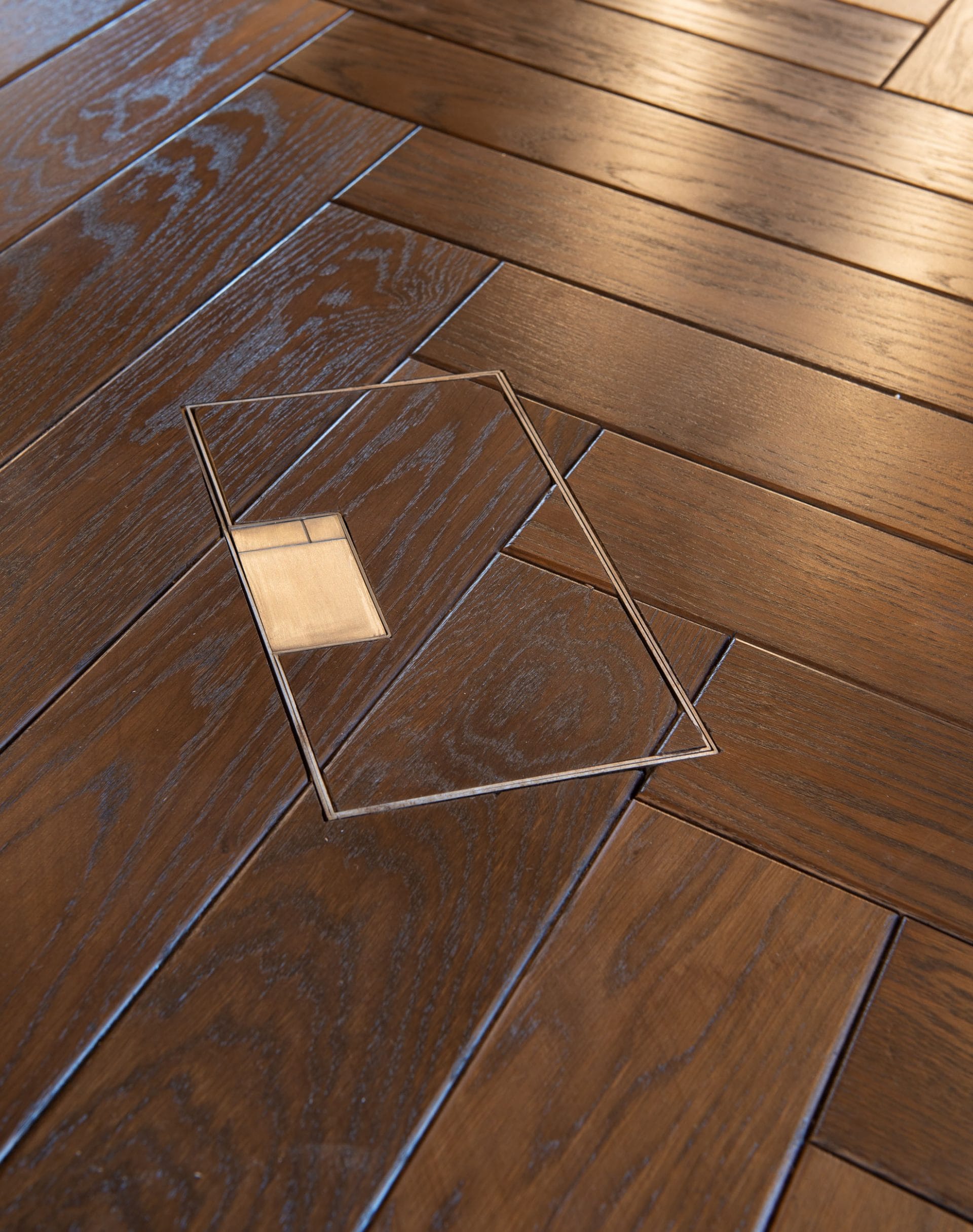 Floor socket inlaid with wood floor
